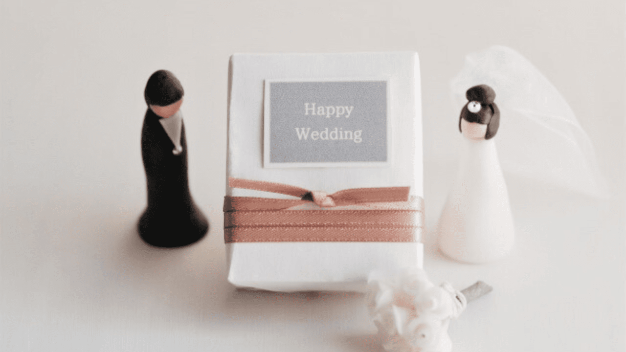 ブライダルギフトのミニチュア。新郎新婦と花束